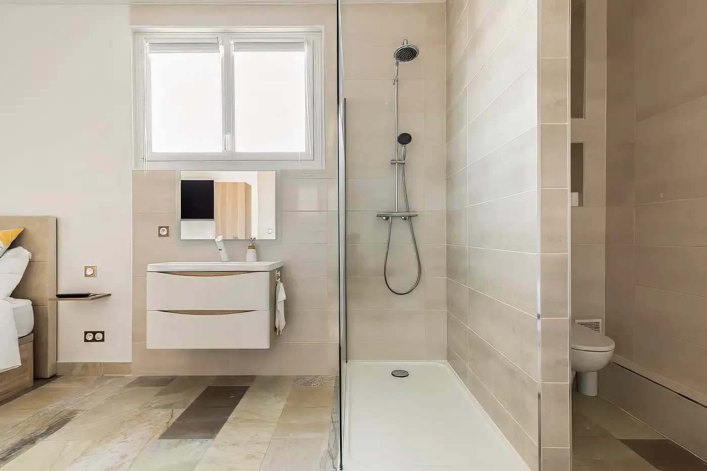 Bad en suite mit Dusche und Waschtisch — Innenaufnahme
