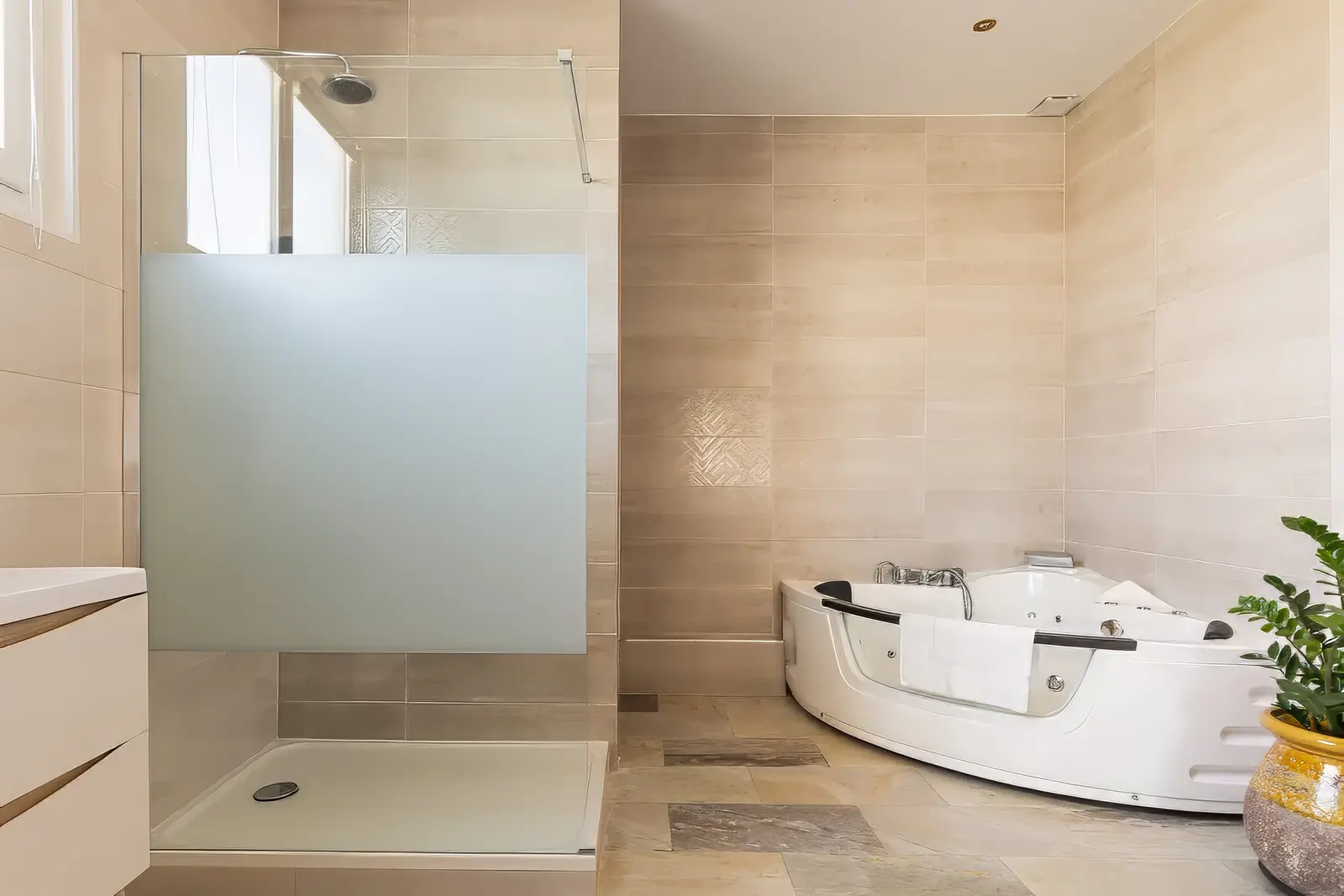 Bad mit Whirlpool-Wanne und ebenerdiger Dusche — Innenaufnahme