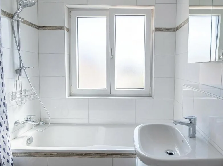 Mit Bildwerk veredeltes Badezimmer-Foto