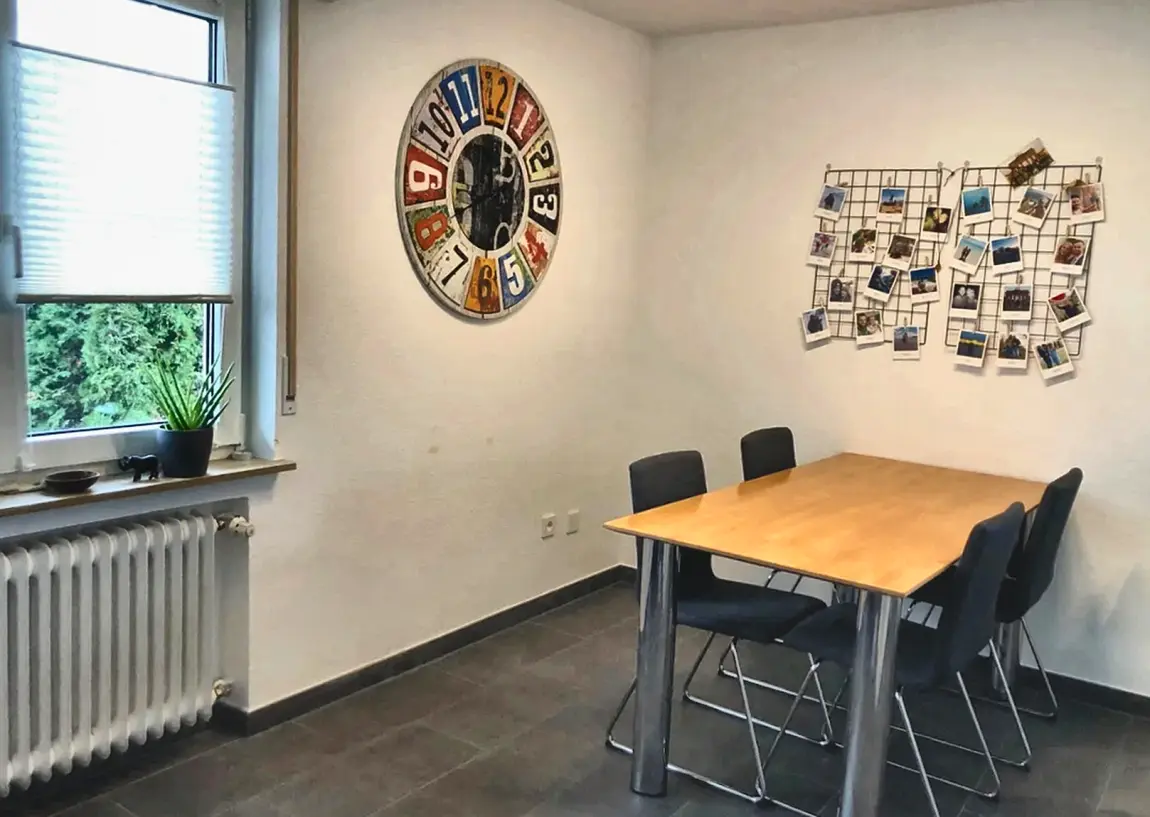 Nachher: Esszimmer mit geraden Linien und klarem Licht