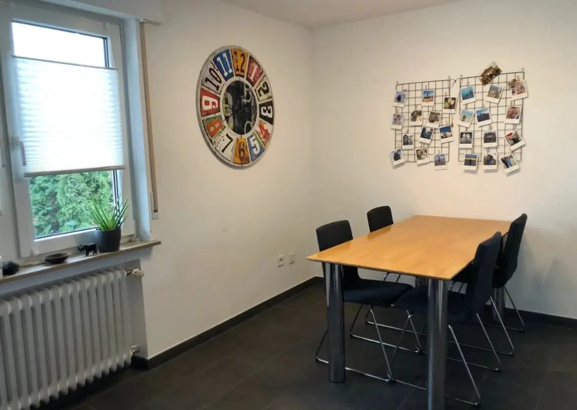 Vorher: schiefes Handyfoto eines Esszimmers