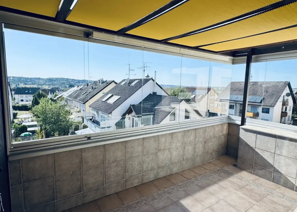 Vorher: flaues Handyfoto einer Loggia