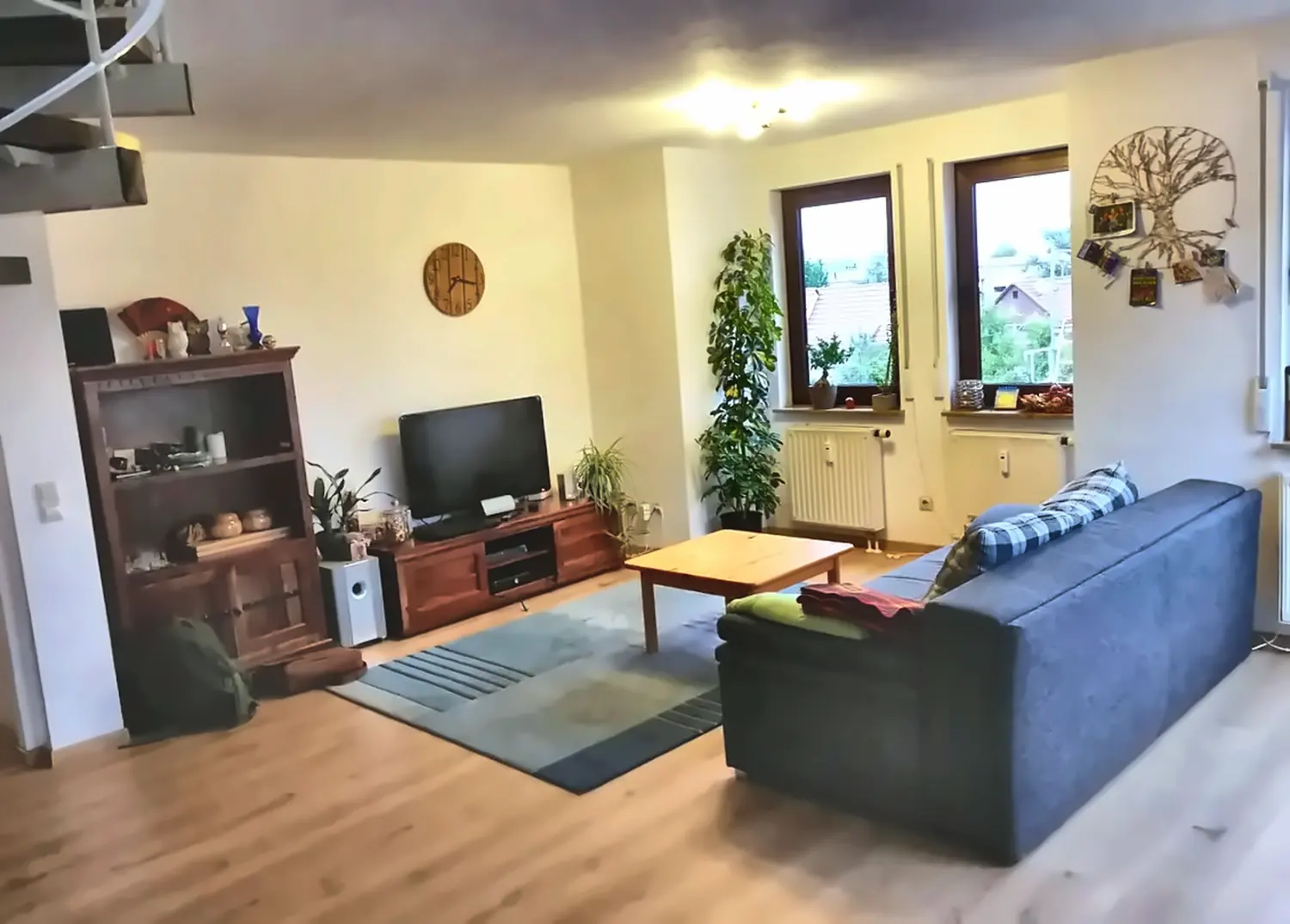 Nachher: dasselbe Wohnzimmer — begradigt, hell und farbecht wie vom Profi