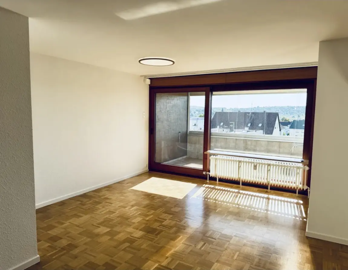 Vorher: dunkles Gegenlicht-Handyfoto eines Wohnzimmers