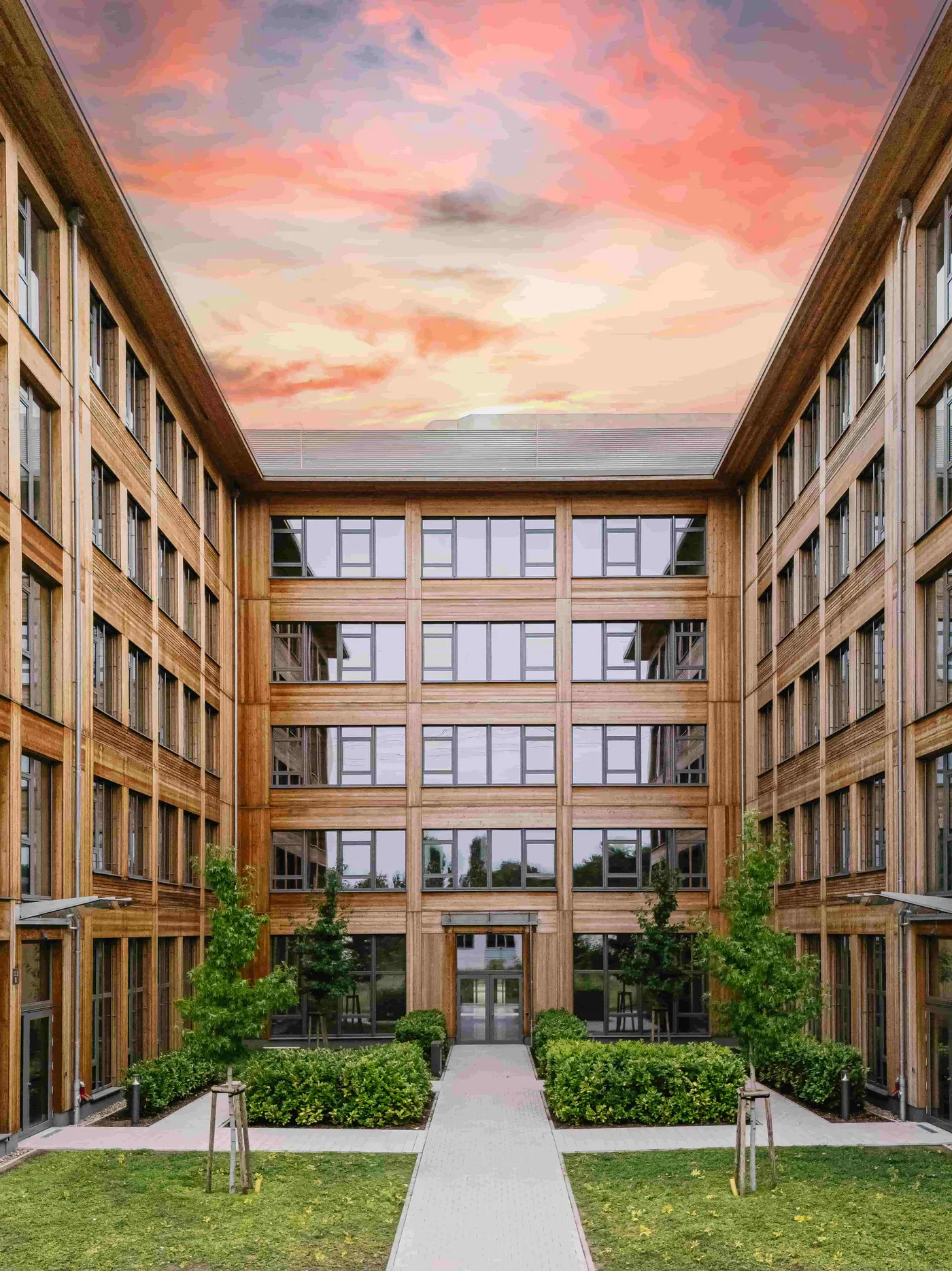 Innenhof eines Bürocampus mit Holzfassade — Luftaufnahme, Berlin
