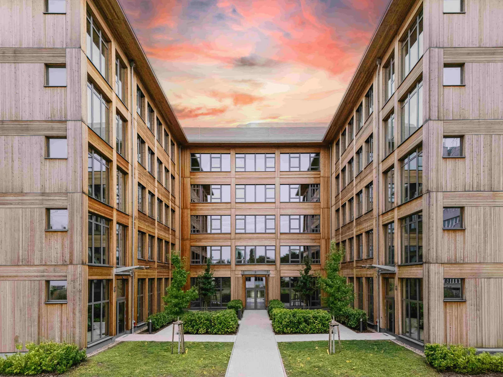 Bürocampus mit Holzfassade und Innenhof — Luftaufnahme, Berlin