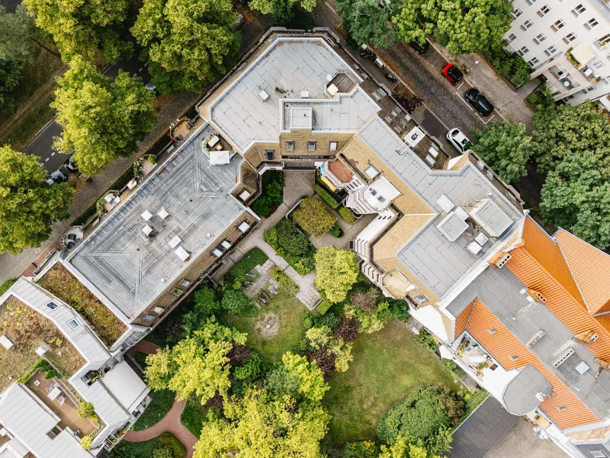 Wohnhaus mit begrüntem Innenhof senkrecht von oben, Berlin