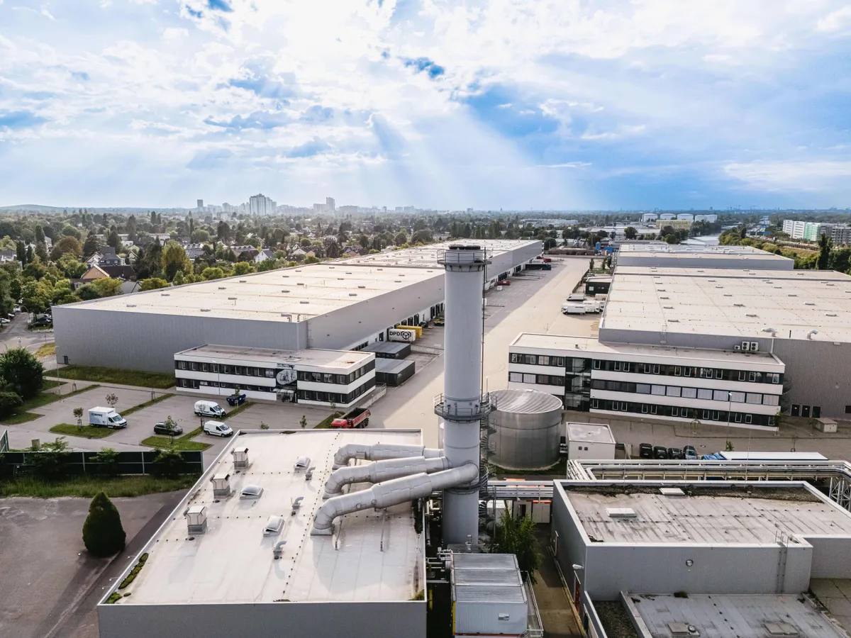 Logistikpark mit Skyline im Hintergrund, Luftaufnahme, Berlin