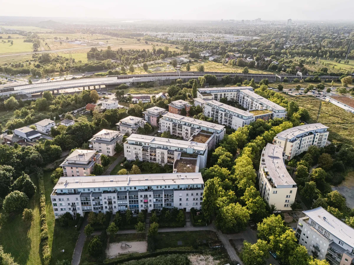 Wohnquartier im Grünen mit Skyline am Horizont, Luftaufnahme, Berlin