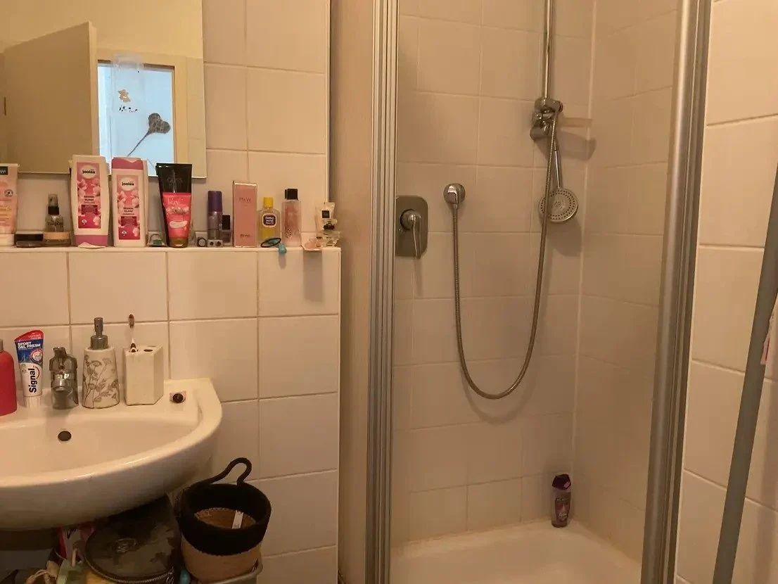 Vorher: gelbstichiges Handyfoto einer Dusche im Gegenlicht