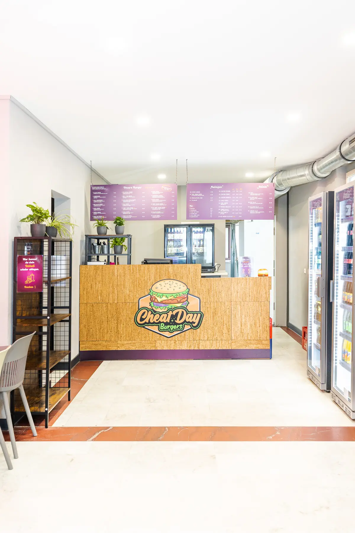 Theke mit Holzfront und Logo, Cheat Day Burgers, Esslingen — Innenaufnahme