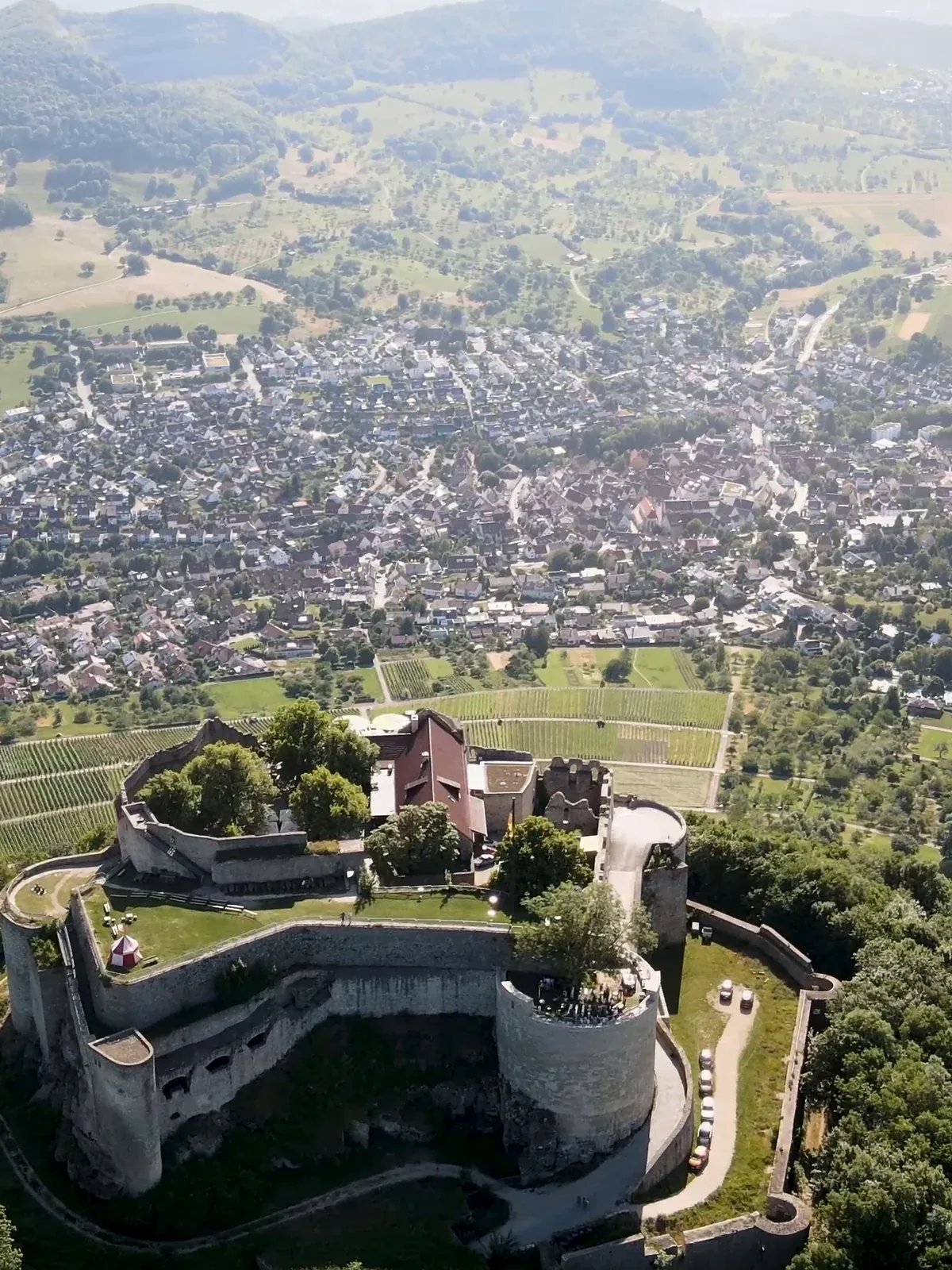 Burg Hohenneuffen mit Neuffen und Weinbergen — Standbild aus Drohnenvideo