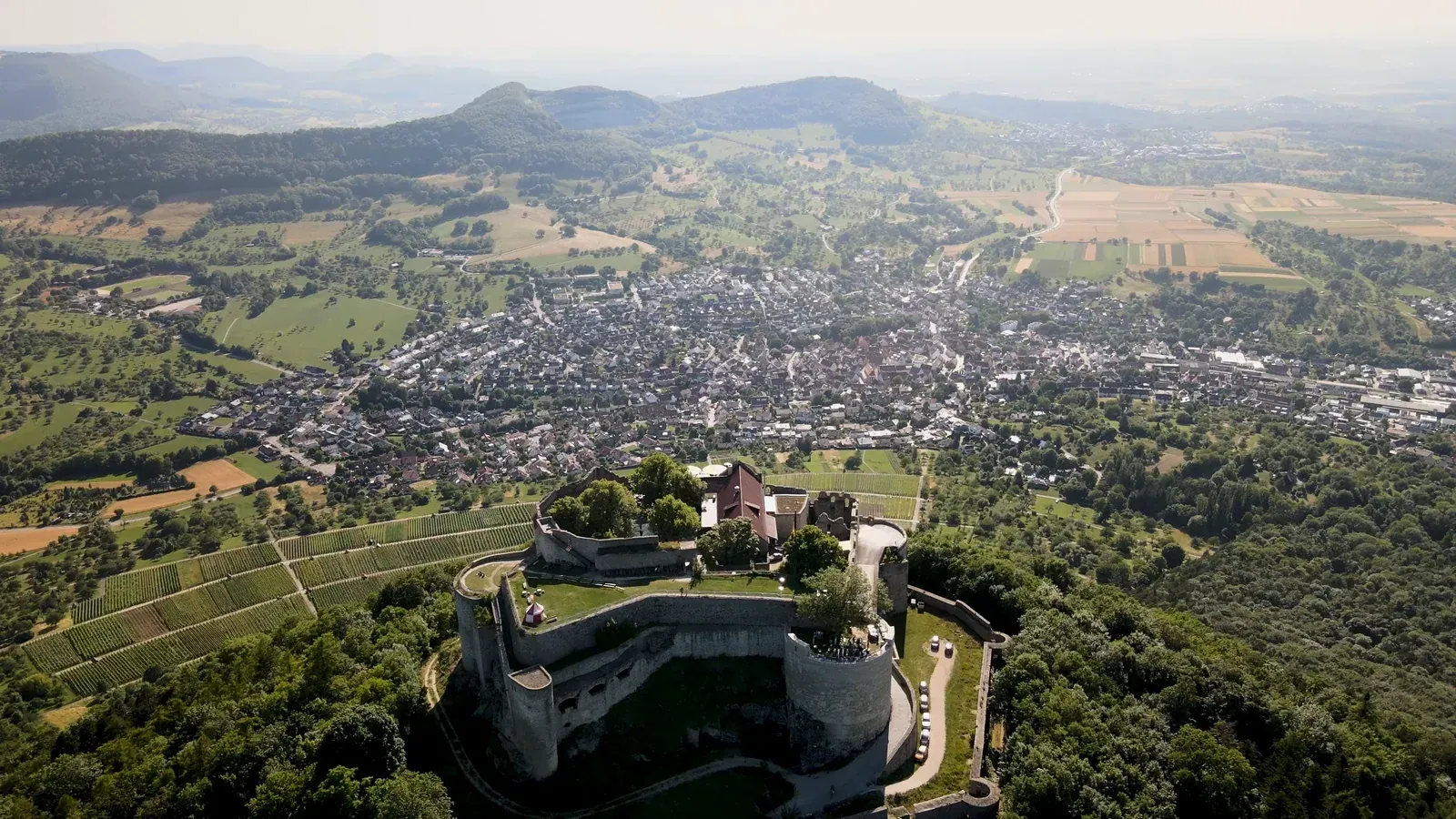 Burg Hohenneuffen über Neuffen mit Albvorland — Standbild aus Drohnenvideo
