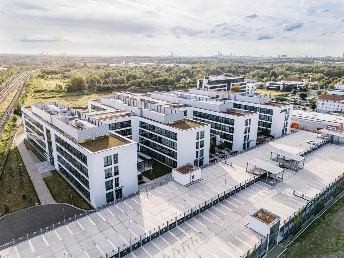 AOK-Campus mit Kölner Skyline am Horizont, Luftaufnahme