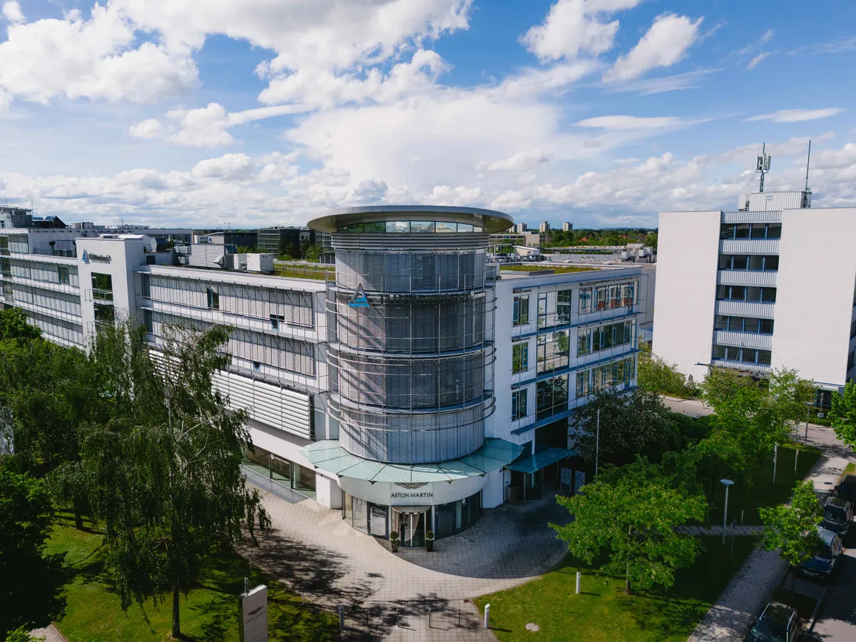Bürogebäude mit rundem Glasturm, Luftaufnahme, München