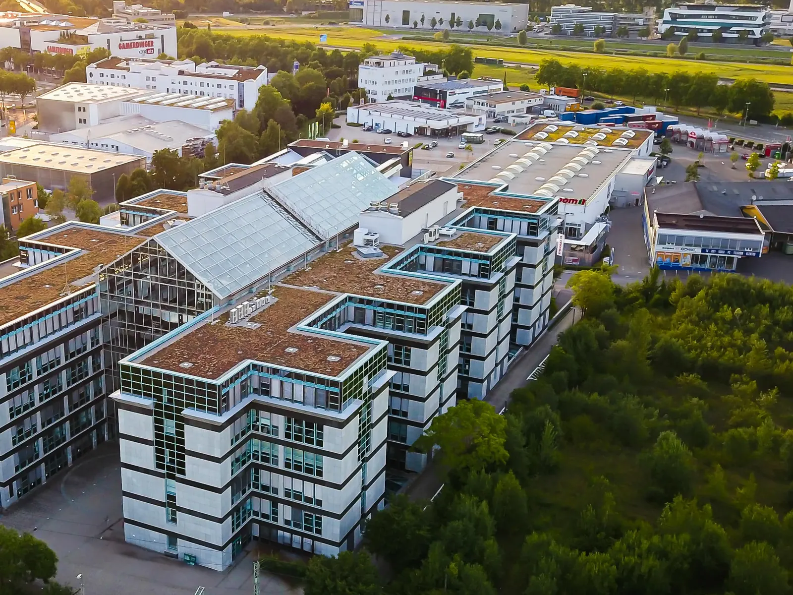 Büroquartier im Abendlicht, Nahaufnahme aus der Luft, Stuttgart