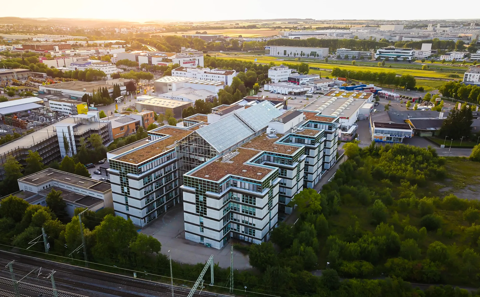 Büroquartier bei Sonnenuntergang aus der Luft, Stuttgart