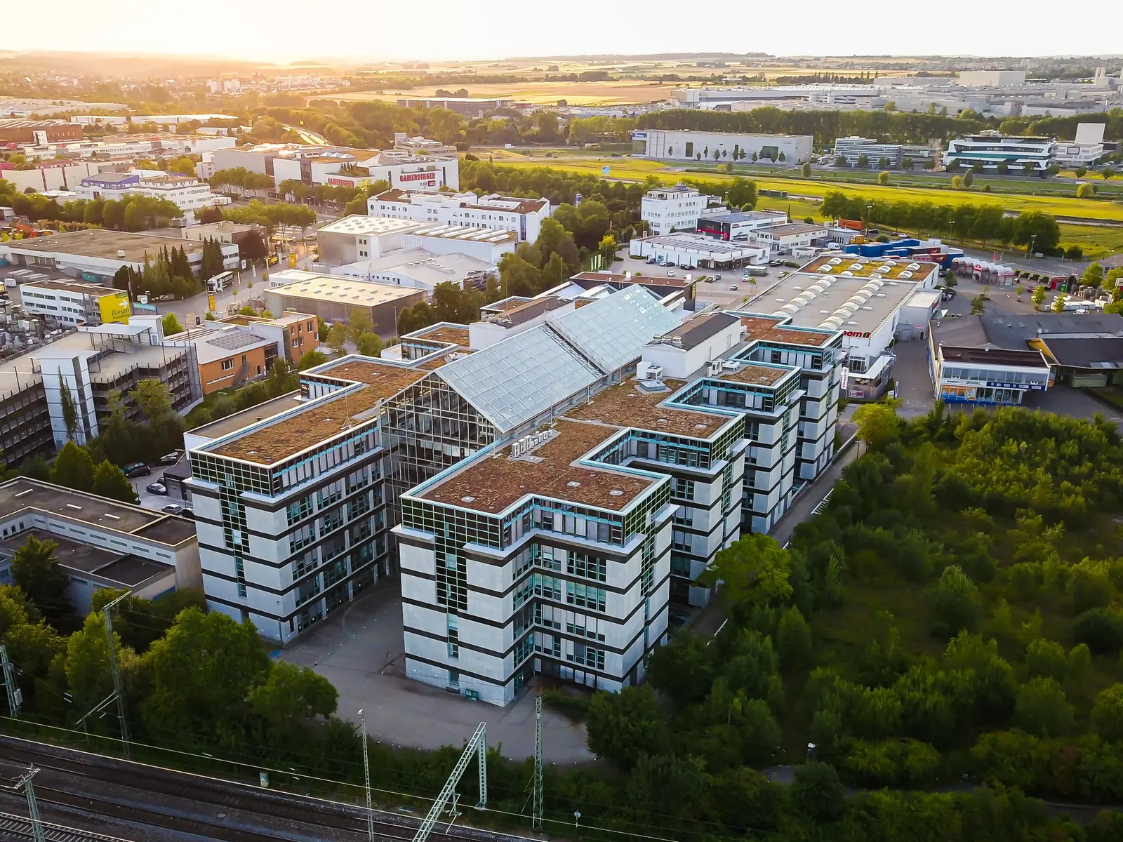 Büroquartier bei Sonnenuntergang aus der Luft, Stuttgart